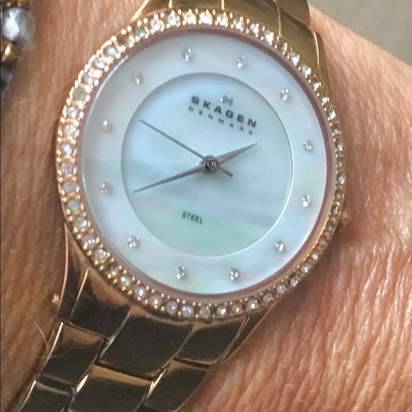 Skegan Accessories - Kagen. Gold watch. Like new.